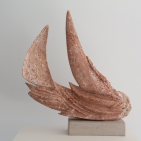Contre-vents-et-marees_1 Abstract sculpture in pink and terracotta-veined stone shaped like curved sails or wings, set on a beige stone base.